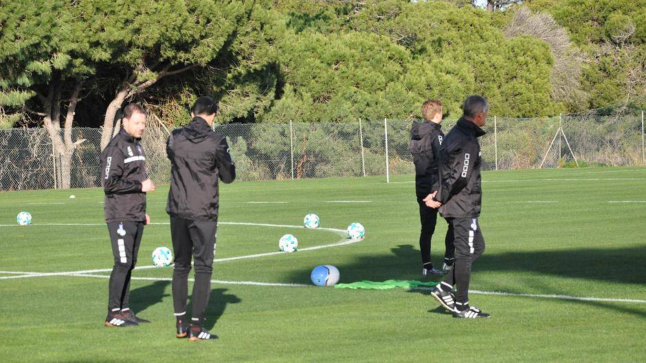 Yontcho Arsov, Ilia Gruev, Uwe Schubert und Philipp Klug schauen ganz genau...