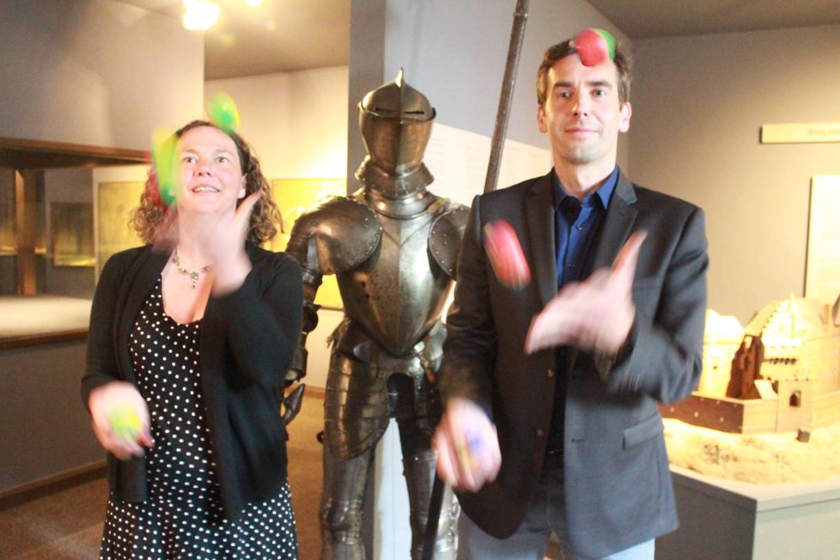  Jonglage vor Ritterkulisse: Museumsleiterin Dr. Jennifer Morscheiser und Stadtsportbund-Geschäftsführer Jens Sattler. 
