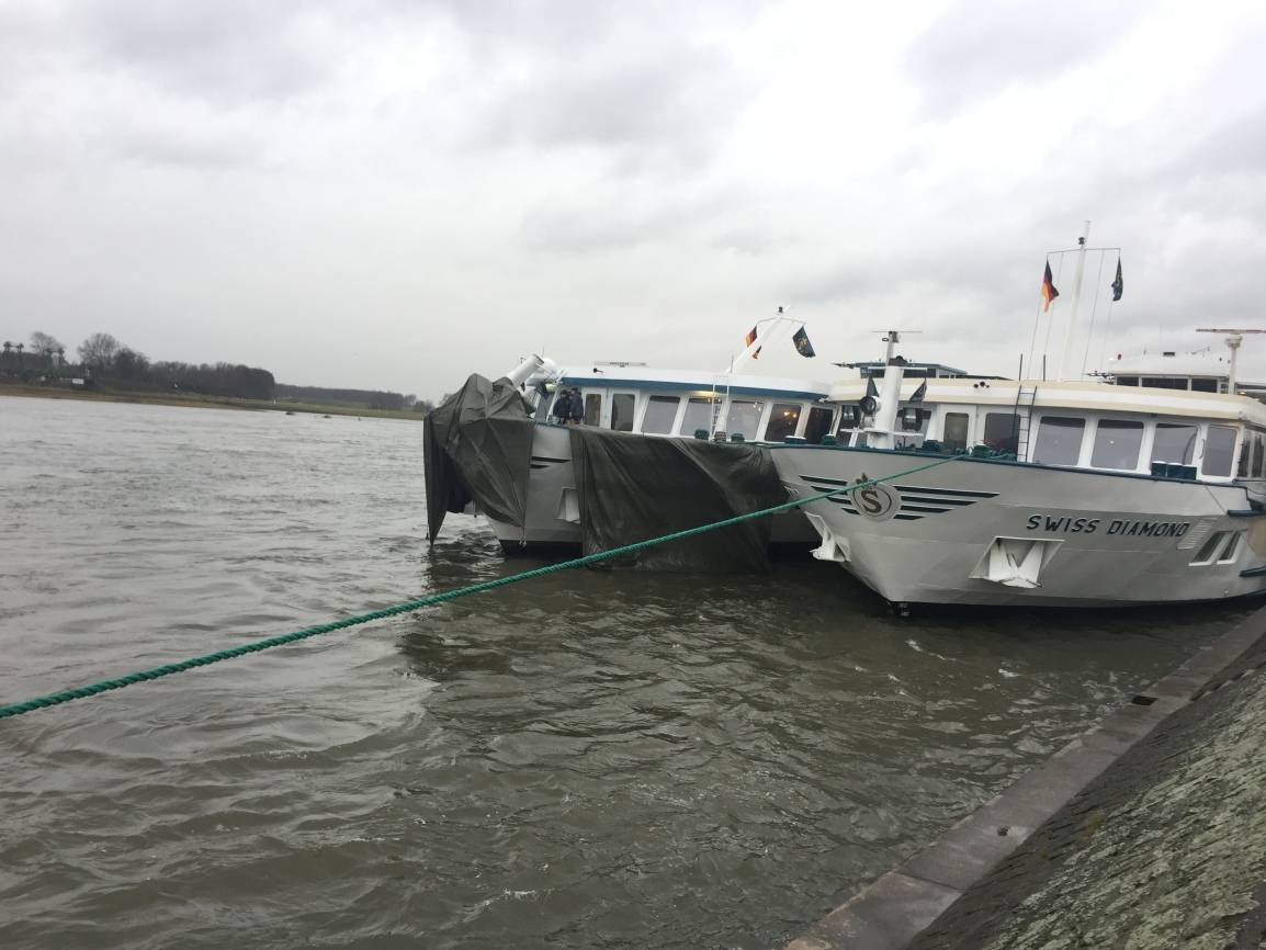 Der Schaden an der „Swiss Crystal“ war heute Morgen von Tüchern verhängt. Das Schiff liegt derzeit an der Mühlenweide in Ruhrort.