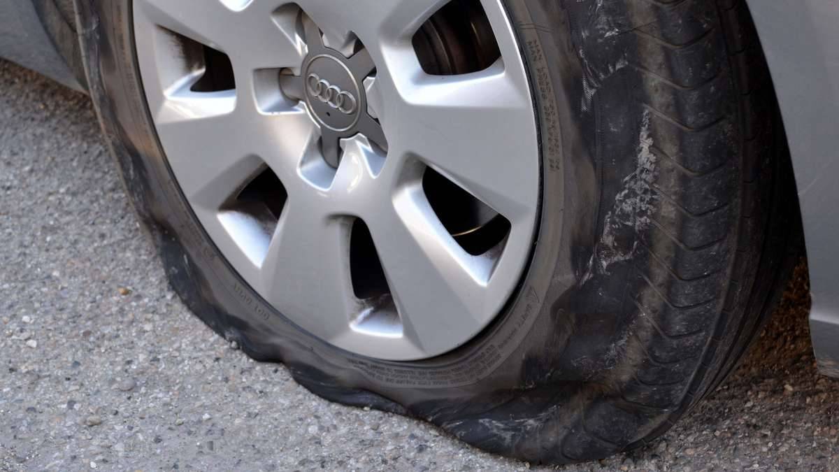 Neun Autos beschädigt: Polizei nimmt Reifen-Stecher fest