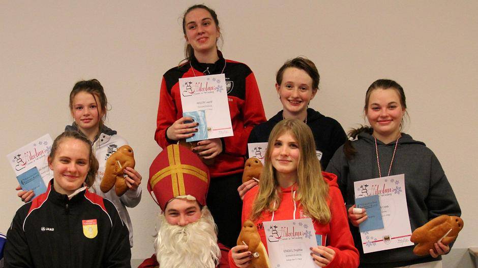  Im Finale der U17: Laura Adler, re, vs Renee Oymann, FC Moers 