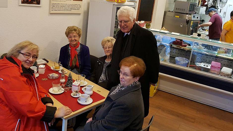  Weihbischof Grave nahm sich Zeit für die Gäste. 