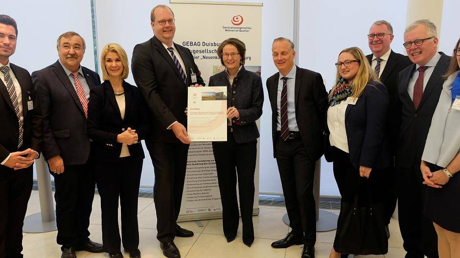  NRW-Bauministerin Ina Scharrenbach überreicht das Zertifikat bei einem Festakt in der NRW-Bank in Düsseldorf an Gebag-Geschäftsführer Bernd Wortmeyer und seine Mitarbeiterinnen und Mitarbeiter. 