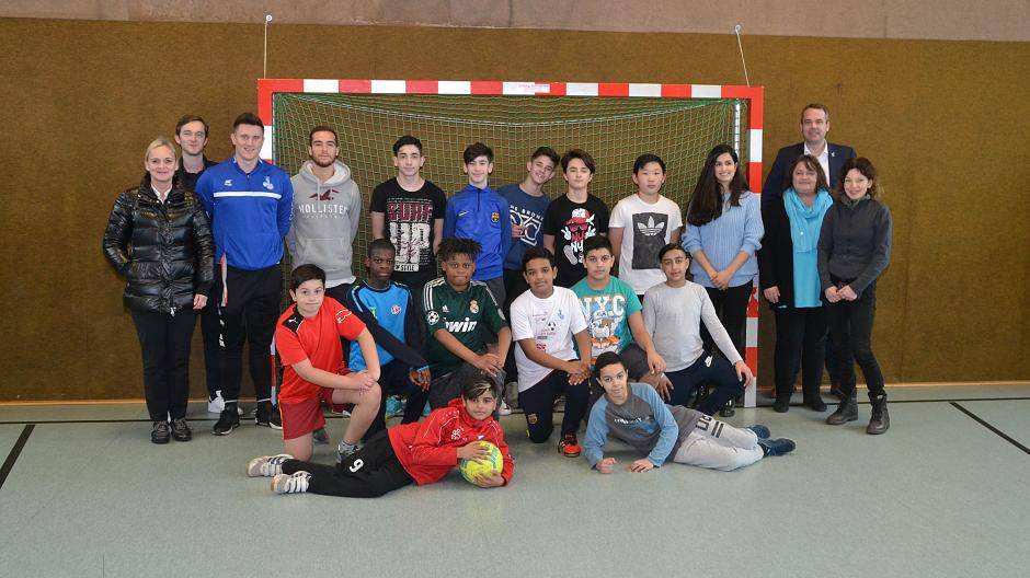  Lehrer, Trainer, Teilnehmer waren zum Antritt der Patenschaft durch Ahmet Engin (4.vl) in die Sporthalle gekommen. Mit dabei war auch MSV-Geschäftsführer Peter Mohnhaupt (r), der den Jugendlichen unter anderem Freikarten für ein MSV-Heimspiel versprach. 