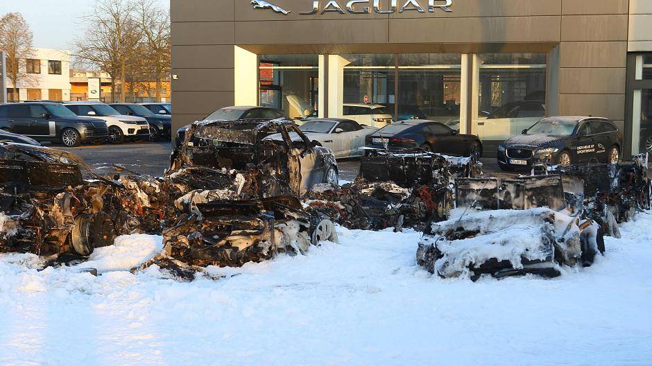 Hochpreisige Pkw brennen in Autohaus
