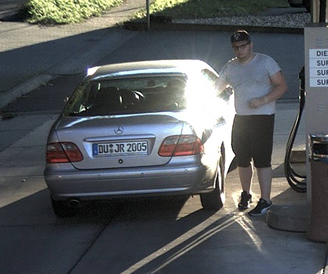  Mann betankt Auto mit gestohlenen Kennzeichen. 