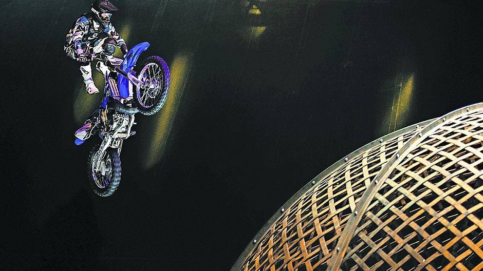 Statt in der Halle: Flic Flac im Riesenzelt