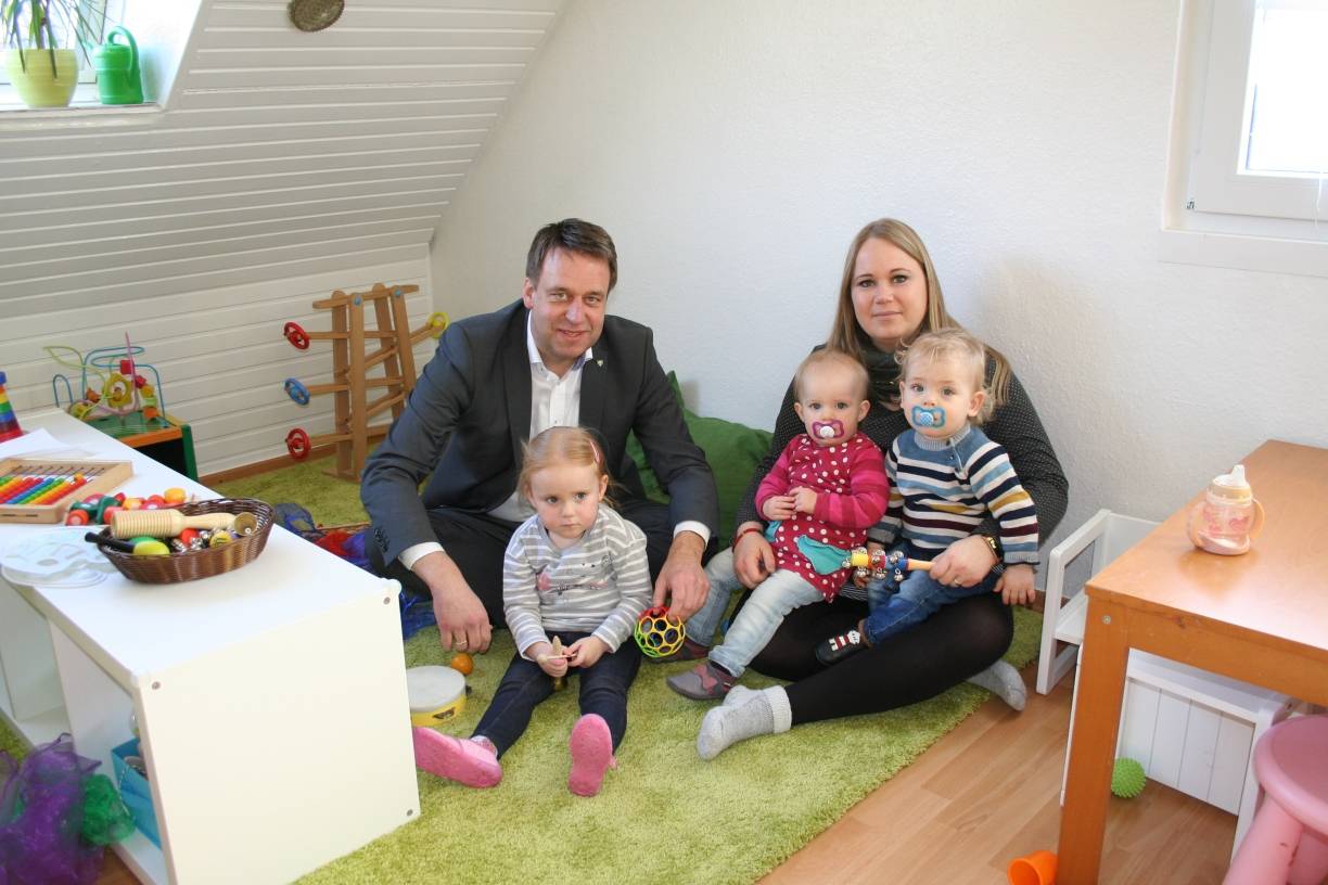  Kreisdirekt Ralf Berensmeier hat in die Tagespflegestelle „Neukirchens Weltentdecker“ von Tina Jubt geladen, um auf auf den steigenden Bedarf an Kindertagespflegepersonen aufmerksam zu machen. Emma, Charlotte und Felix sind bereits bestens versorgt. 