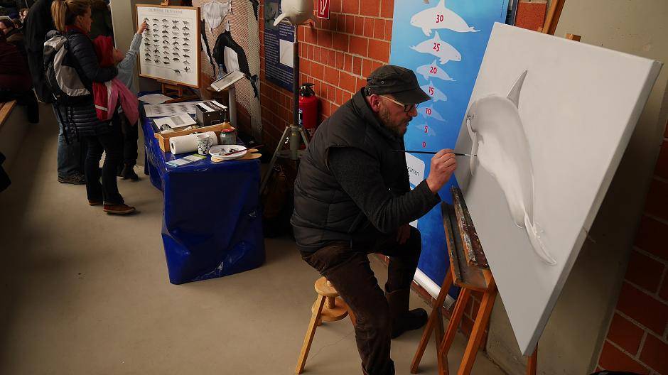 Jörg Mazur an der Staffelei im Delfinarium