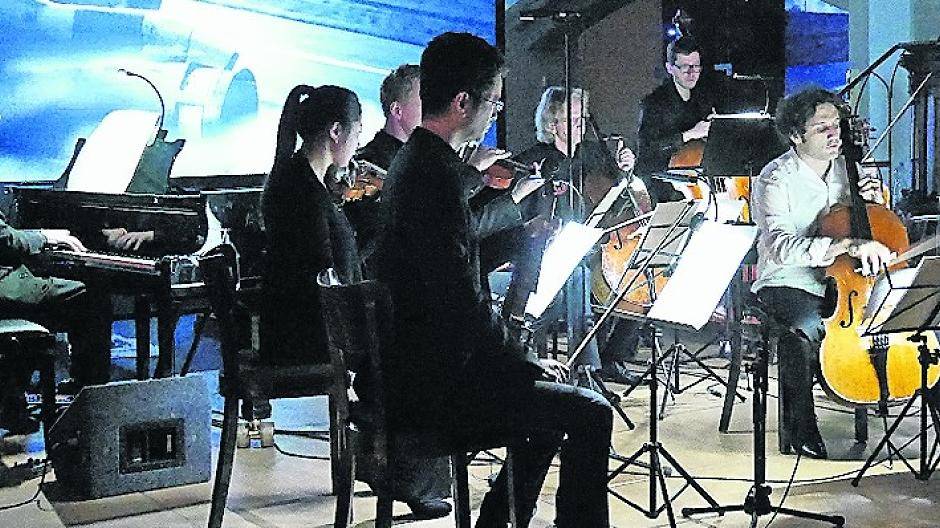  Hauschka (am Flügel), Nicolas Altstaedt (der weiße Cellist) und Philharmoniker-Ensemble in der Salvatorkirche. 