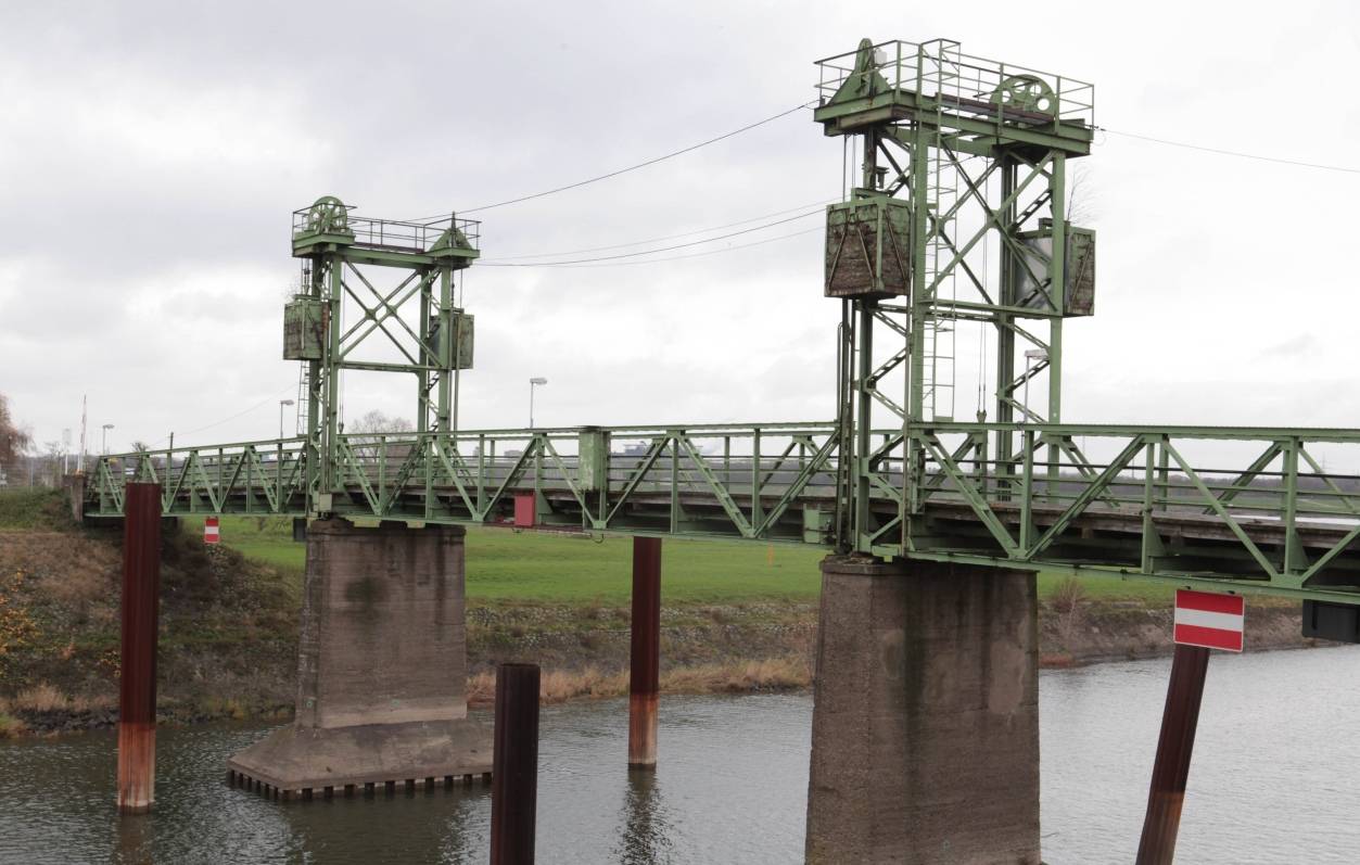  Die Hubbrücke über den Rheinpreußenhafen in Homberg ist aktuell gesperrt und muss saniert werden. 