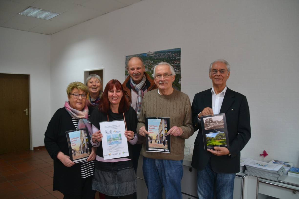  Dank des großen Engagements von Reinhard Stratenwerth (2. vr), konnte am Mittwoch der Hochheide-Kalender präsentiert werden. Das freute nicht zuletzt die anderen Aktiven für Hochheide, wie (vl) Karin Schattauer, Rosemarie Ring, Petra Schoenenborn, Hermann Grindberg und Helmut Oberreiter. 