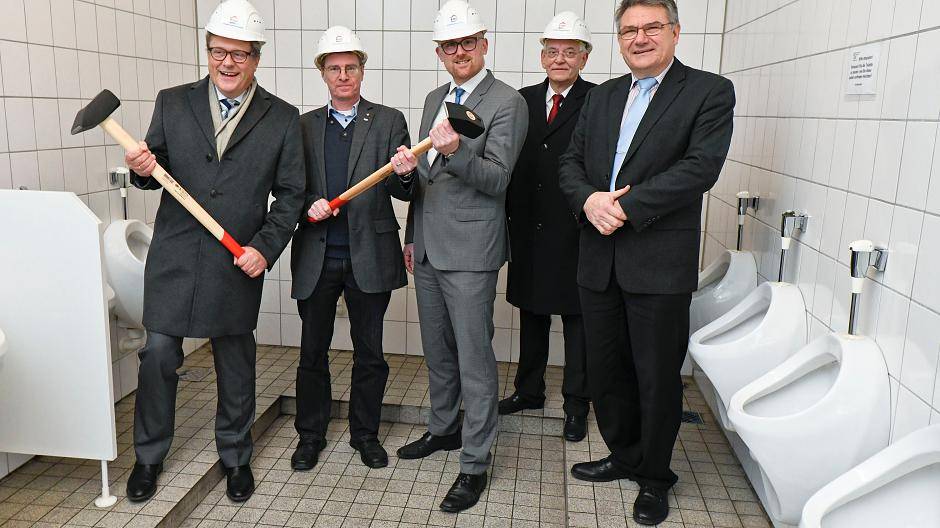  Bei der Begehung im Walther Rathenau Berufskolleg legten die Herren symbolisch schon mal den Hammer an. 