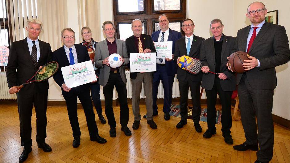  Gaben sich sportlich und voller Teamgeist: Die Teilnehmer der Pressekonferenz zum Sportgutschein für Grundschulkinder. 