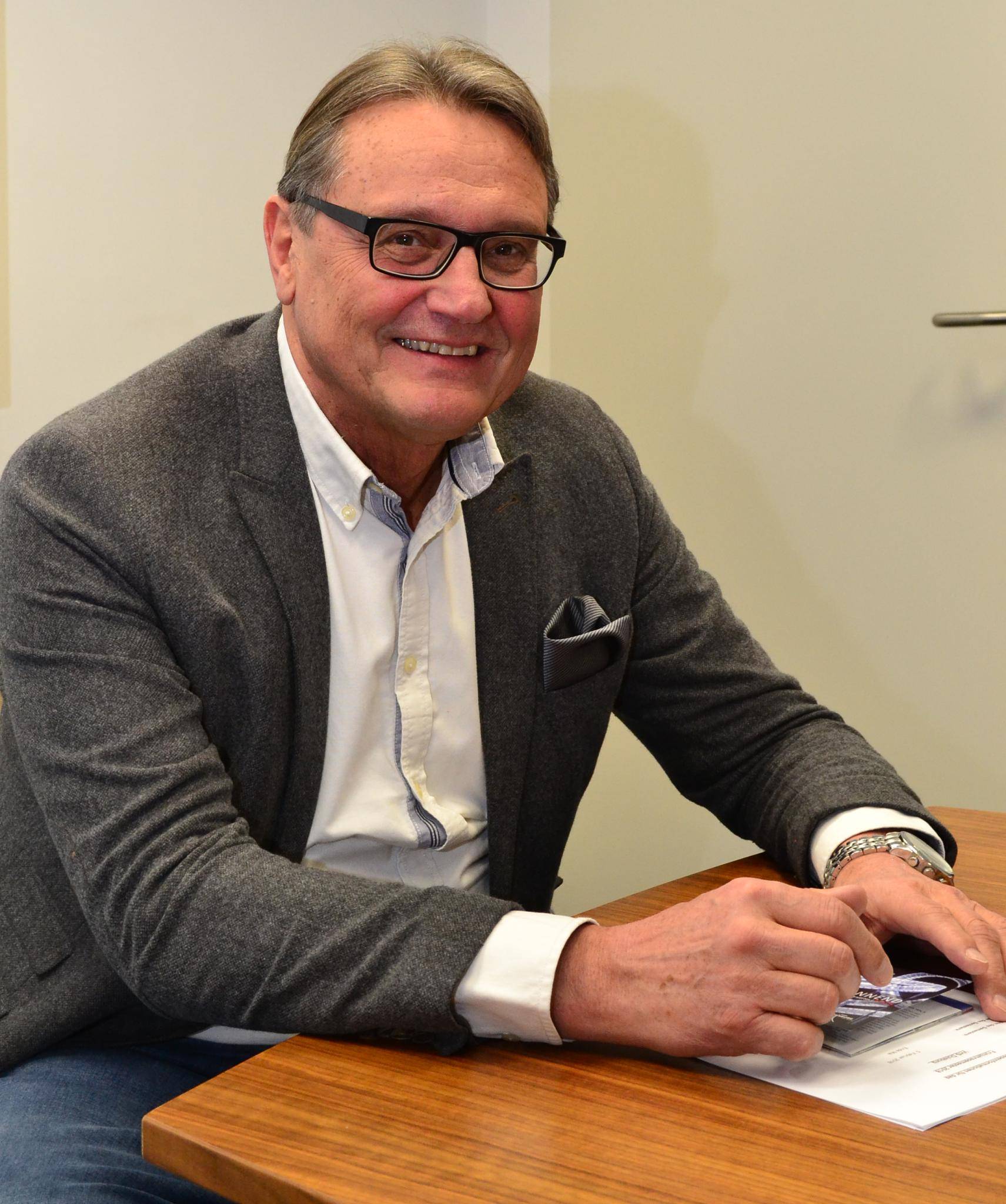 Dr. Gerhard Jahn stellte das neue Programm in der Volkshochschule im Stadtfenster detailliert vor.