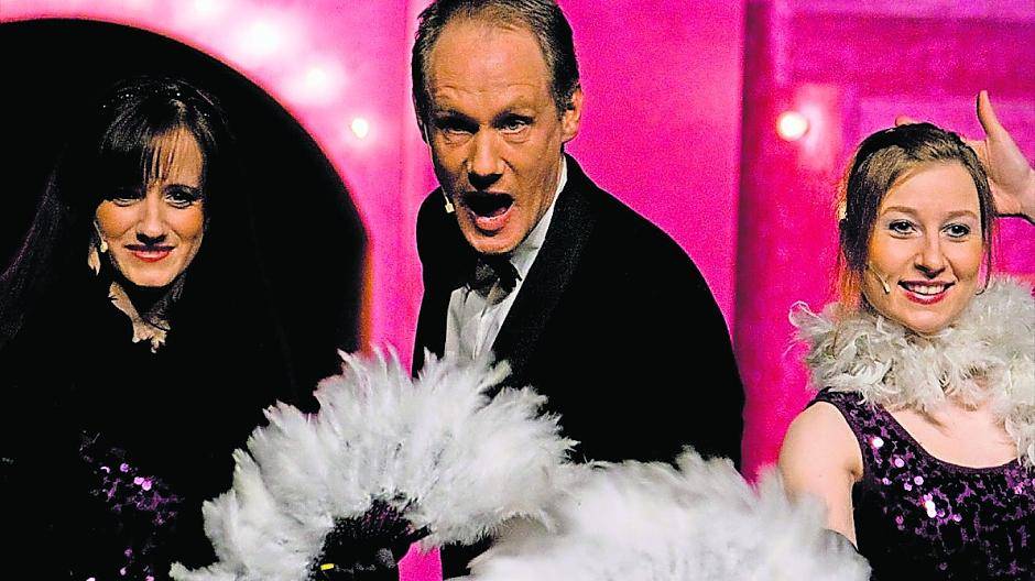  „Toast Hawaii“ lädt die Zuschauer eine Zeitreise in die späten 50er- und frühen 60er- Jahre ein.  