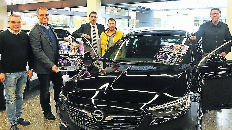 Im Opelhaus Dresen erfolgte der Startschuss für die Mega-Party „Viersen feiert“ (von links): DJ Christian Leyers, Organisator Marc Pesch, Andy Cremer (Opelhaus Dresen), Martin Nowroth (Elektro Nowroth), Andreas Bach (Volksbank Viersen) und Thorsten Fleßers (Sport Pergens).