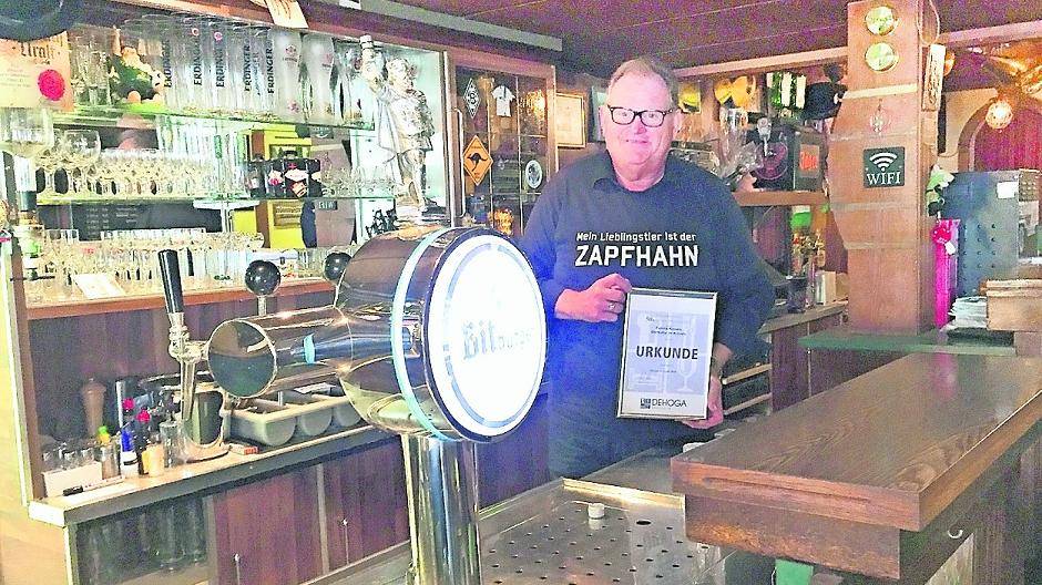 Wilfried Kreuels wurde von der DEHOGA (Deutscher Hotel- und Gaststättenverband) für 50 Jahre Dienst hinter der Theke geehrt.