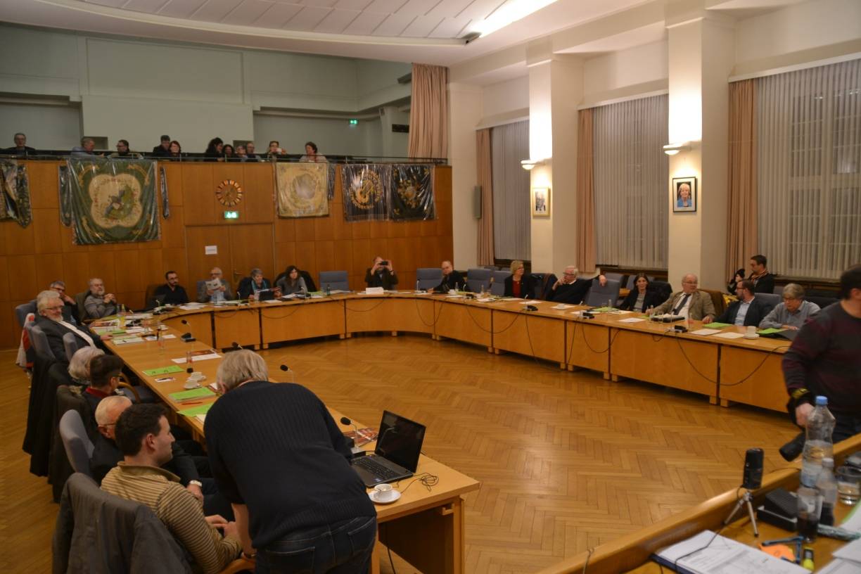 Die Bezirksvertretung Rheinhausen und die anwesenden Zuhörer/innen ergingen sich nach der Ernüchterung in Sachen Cölve-Brücke in der formalen Wahl der neuen Bezirksbürgermeisterin von Rheinhausen/Rumeln-Kaldenhausen, Astrid Hanske.