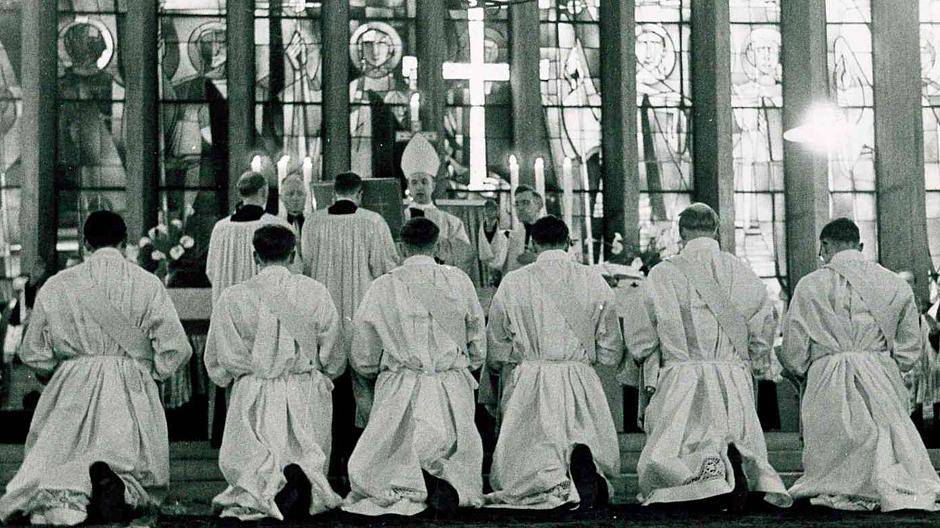 Erste Priesterweihe am Dellplatz