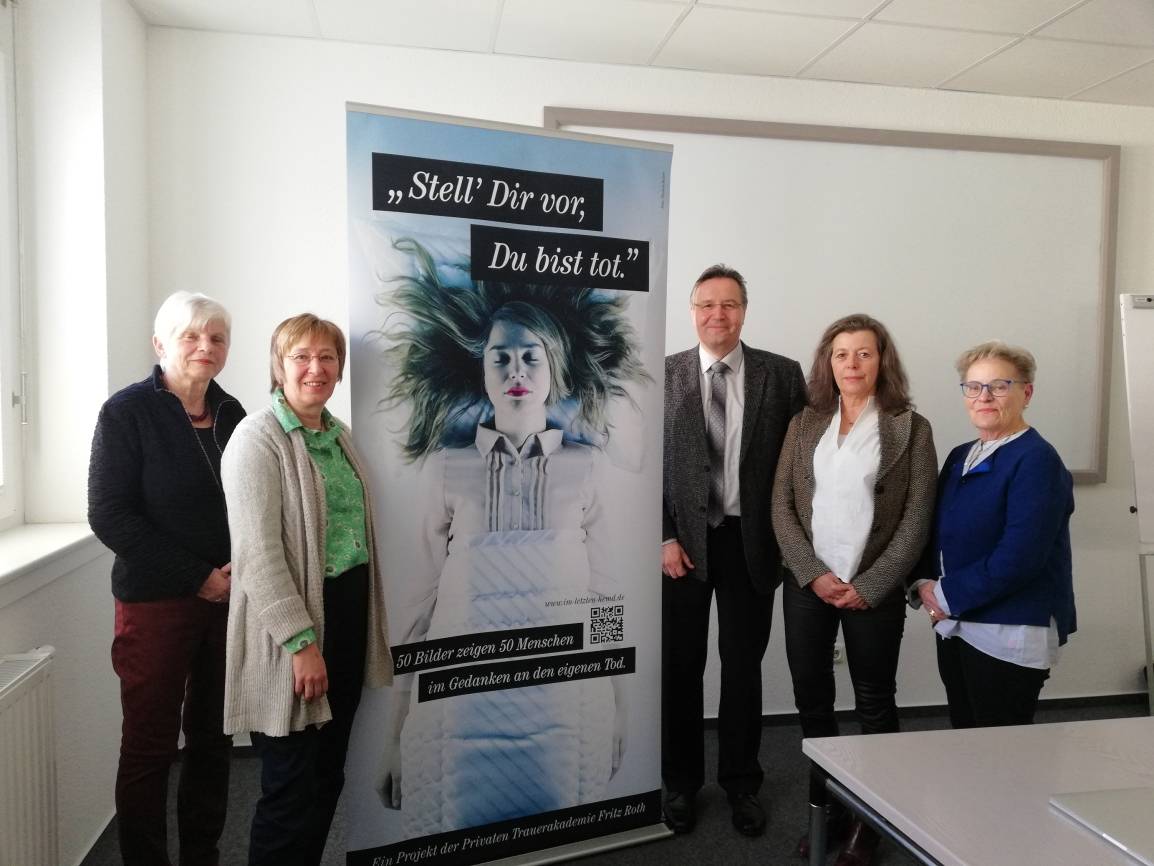  Cristel Maas-Bessard (stellv. Vorsitzende des Fördervereins), Beate Bergmann (Leiterin des Hospizes), Ralf H. Nennhaus (Geschäftsführer St. Josef Krankenhaus, Ulrike Wellner (Vorsitzende des Fördervereins) und Monika Jaklic (2. Vorsitzende Kunstverein Peschkenhaus Moers). 