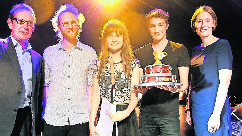 Der zweite stellvertretende Bürgermeister Michael Lambertz (l) und Jugendamtsleiterin Sabine Rau (r) gratulierten Cassmae, alias Gitarrist Lennard, der blinden Sängerin und Pianistin Cassandra und „dem Mann mit den Sounds“ Leo (v.l) zum Sieg. Fotos (5): Gina Dollen
