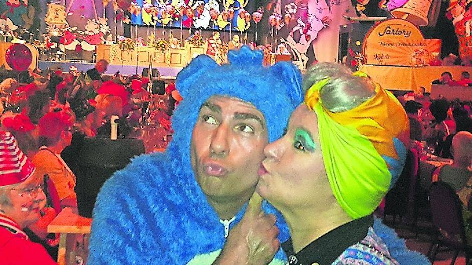 Auf der närrischen Bühne in den Sartory-Sälen in Köln bei der Erdmännchen Benefiz-Sitzung: Annette Eßer alias Achnes Kasulke.