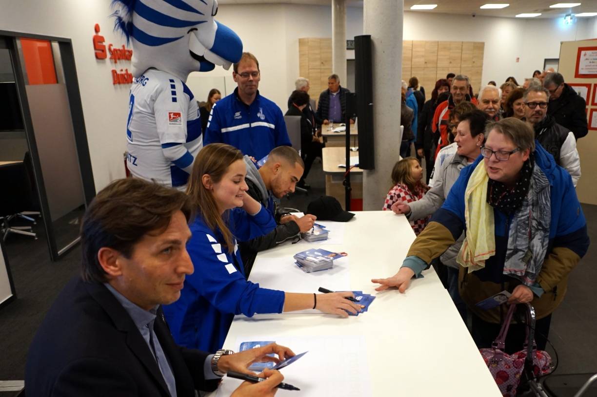  Auch Ivo Grilic, Manager des MSV, war mit Spielern und Spielerinnen zur Autogramm-Stunde vor Ort. 