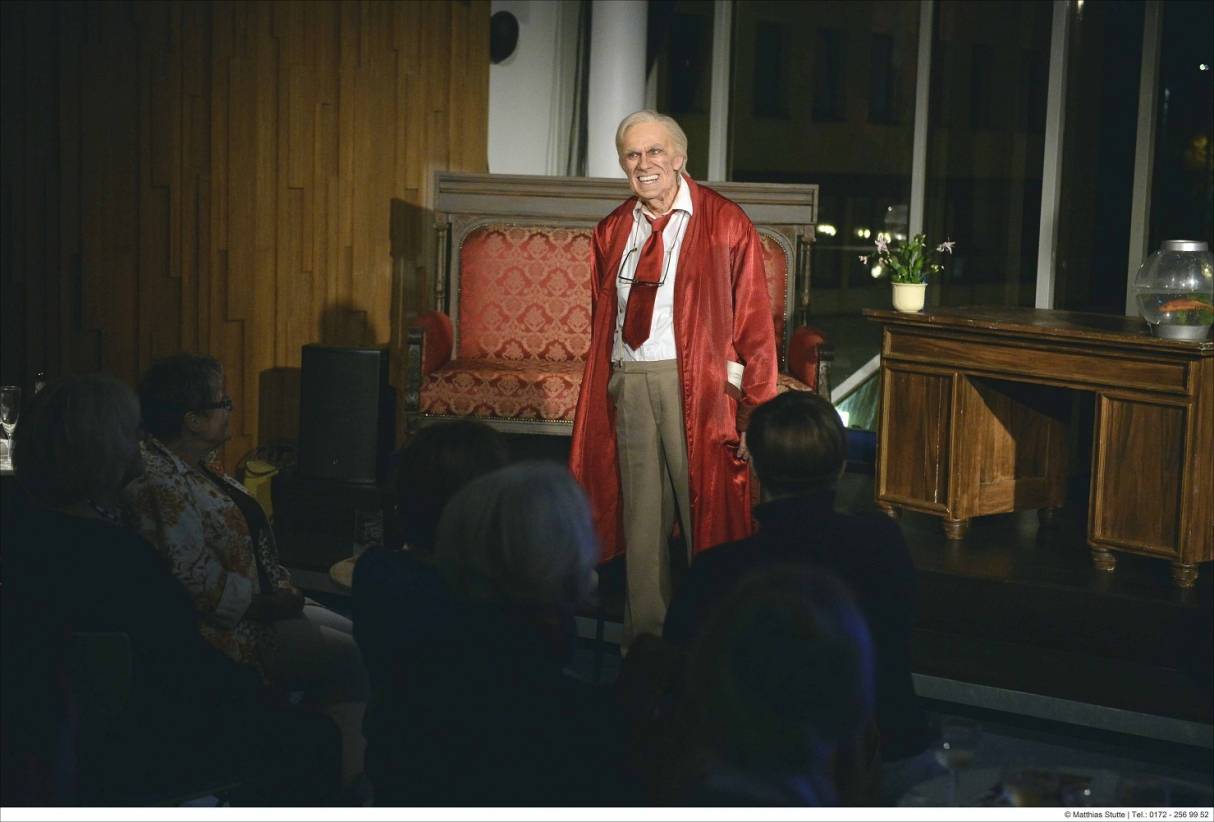 Chef im Ring: Unter der Maske des Herrn Winzen genießt Bruno Winzen seine Narrenfreiheit, zum Vergnügen des Publikums. Vier Jahre lang genoss der Abendtalk im Theater Kultstatus.