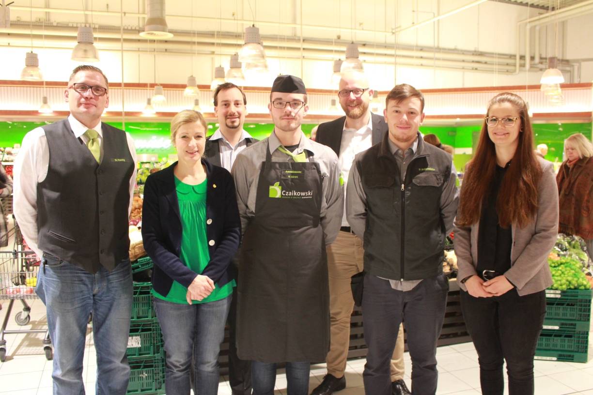  Erfolgsgeschichte: Azubi Sven Göres (Mitte links) lernt im Edeka-Markt Verkäufer, Dominic di Benedetto (Mitte rechts) hat seine Ausbildung beendet und ist jetzt Einzelhandelskaufmann. Unternehmerin Annika Czaikowski (links) und Marktleiter Mikel Fleming (links) sind begeistert von der Kompetenz der jungen Kollegen. Stephan Firlus (hinten rechts) von der Agentur für Arbeit sowie Colin Schmidt und Mariesza Nowak vom Bildungszentrum Niederrhein freuen sich, dass die geleistete Ausbildungsunterstützung solch große Früchte getragen hat. 