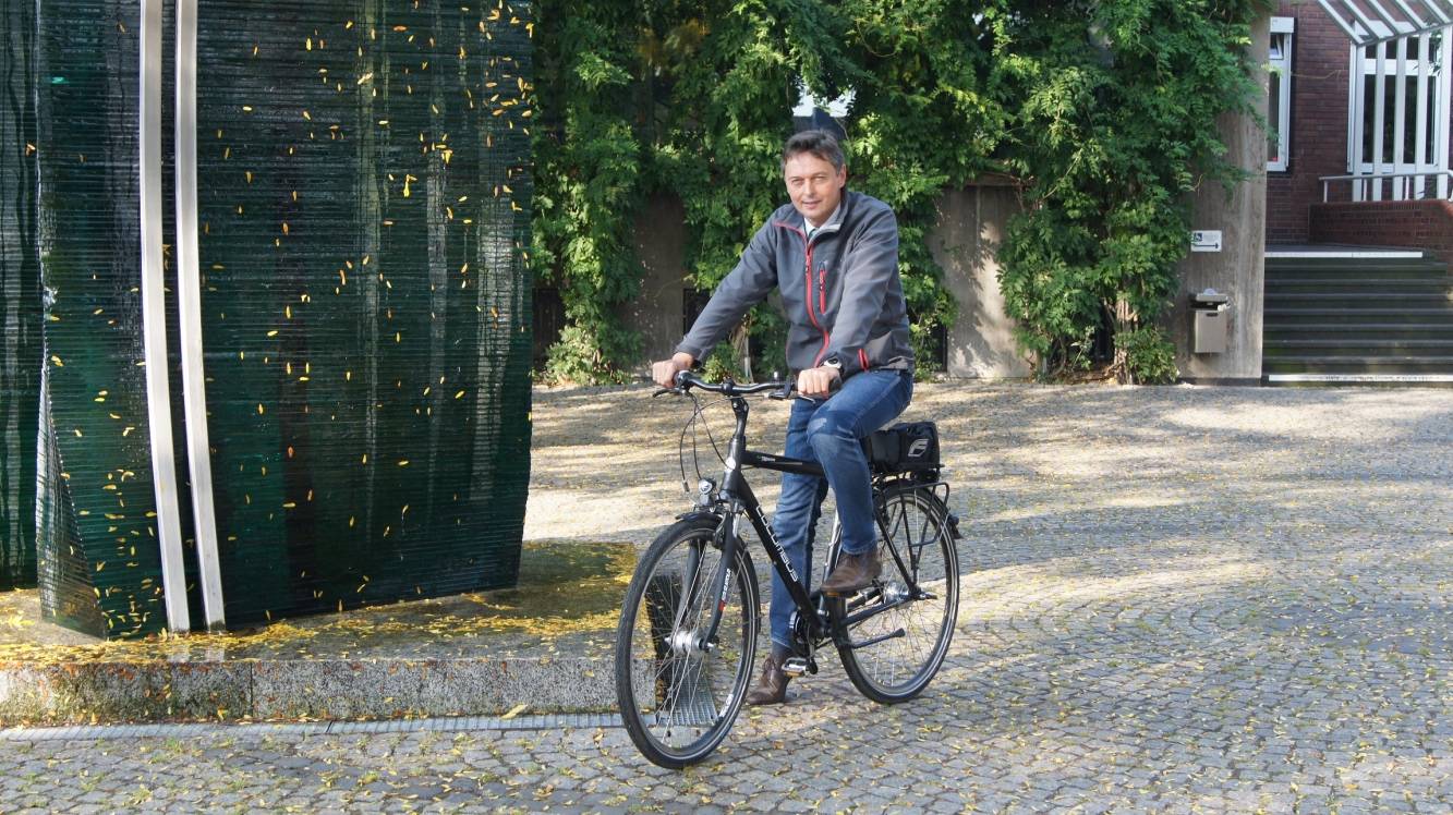  Neukirchen-Vluyns Bürgermeister Harald Lenßen trat für seine Stadt beim Stadtradeln auch selbst in die Pedale: Ein vierter Platz im Gesamtranking und in der relativen Wertung bedeuten eine Ersparnis von 8.983 kg CO2. 