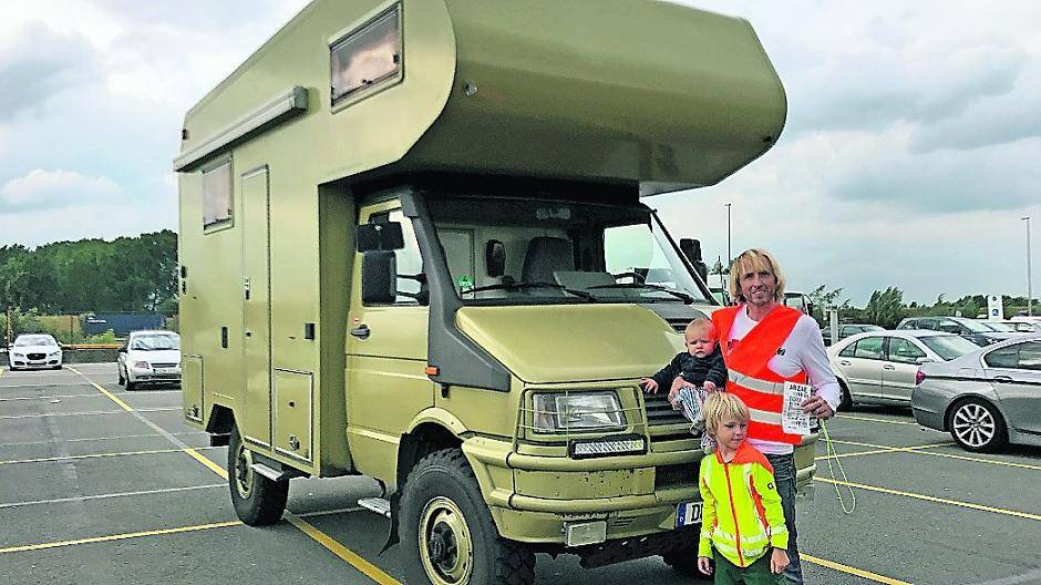  Uwe Papenroth mit Luca und Felix vor seinem Expeditionsmobil  
