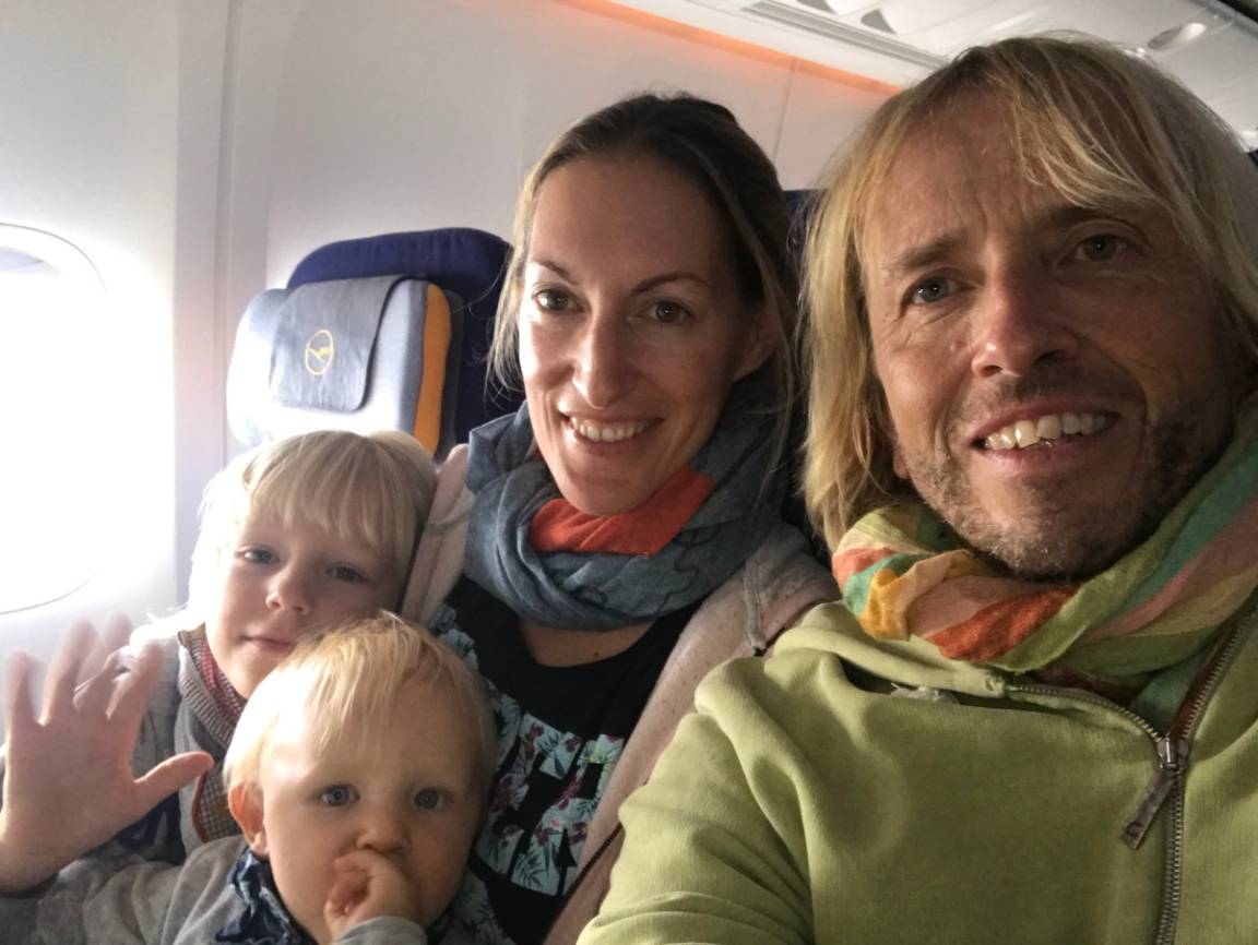 Die vier Abenteurer Sandra Stocks, Uwe Papenroth, Luca und Felix auf der Heimreise.