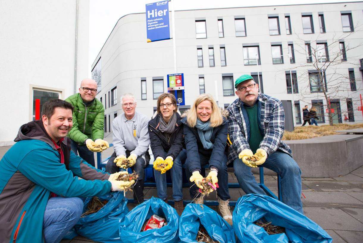  Haben rund um das Moerser Rathaus aufgeräumt und unzählige Kippen eingesammelt: Ratsmitglied Atilla Cikoglu, ENNI-Vorstand Lutz Hormes, Sachkundiger Einwohner Thomas Schulze, ENNI-Abfallexpertin Claudia Jaeckel, MdB Kerstin Radomski und Ratsmitglied Claus Peter Küster. 