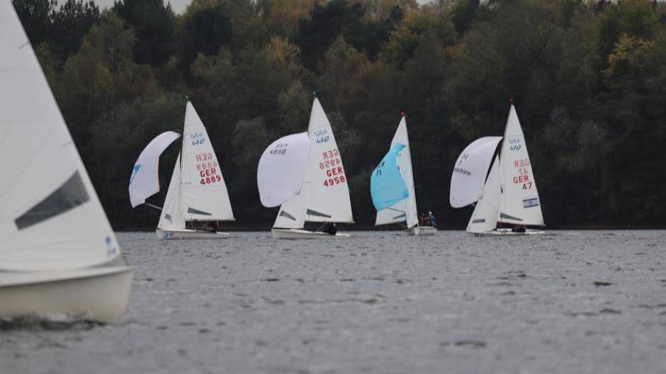  Bei zum Teil heftigem Wind, mussten die 470-Segler kämpfen, um ins Ziel zu kommen. 