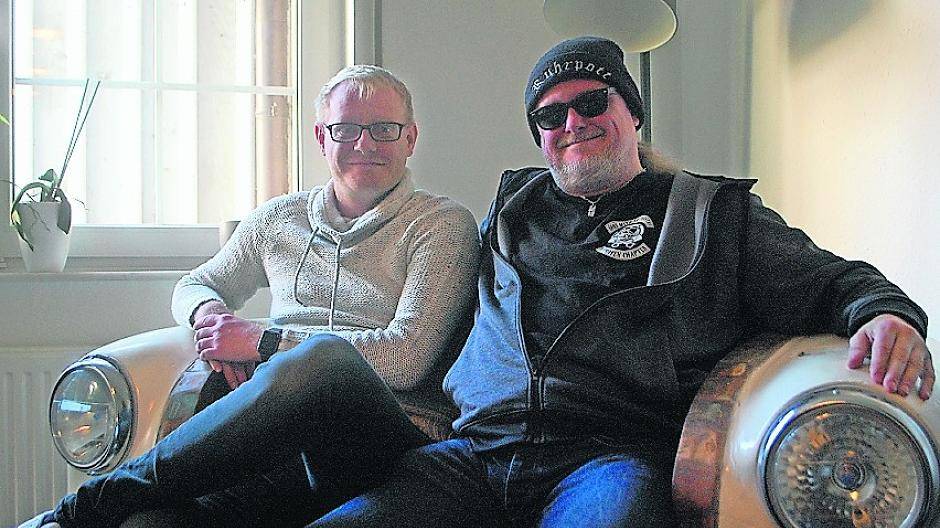  War mal ein Auto, ist jetzt aber ein Sofa. Uwe Struck und Markus Krebs machen es sich zwischen den Scheinwerfern gemütlich. 