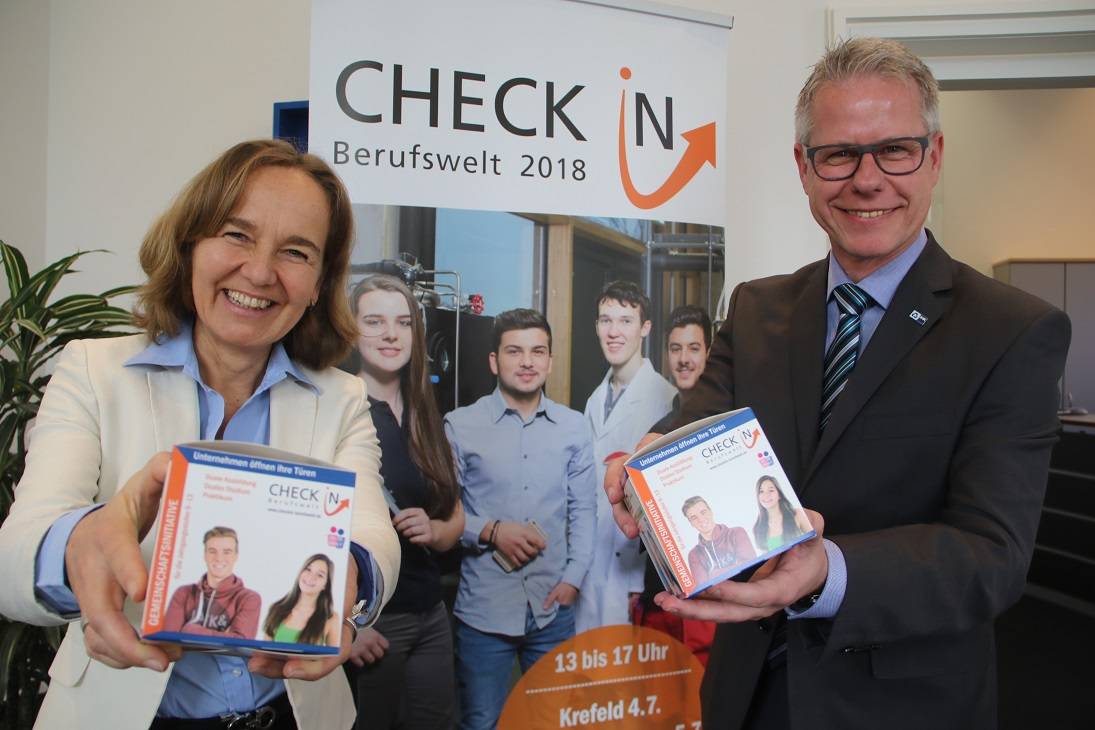 Petra Pigerl-Radtke, Leiterin des Geschäftsbereichs Aus- und Weiterbildung der IHK Mittlerer Niederrhein und IHK-Hauptgeschäftsführer Jürgen Steinmetz mit Würfeln, die über die diversen Info-Angebote für Schüler zum Thema Berufswahl informieren.