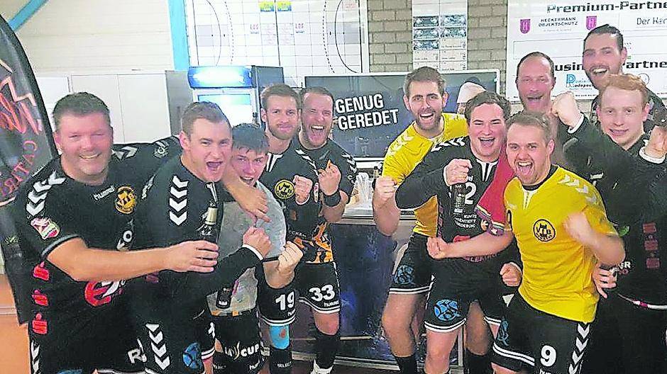 Selbstverständlich mit Energy-Drinks belohnten sich die Männer vom VfB Homberg für die bisher beste Mannschaftsleistung der Saison.