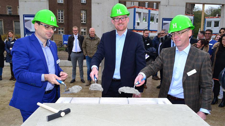 Der Grundstein selbst wurde dann mit einer einzementierten Platte...