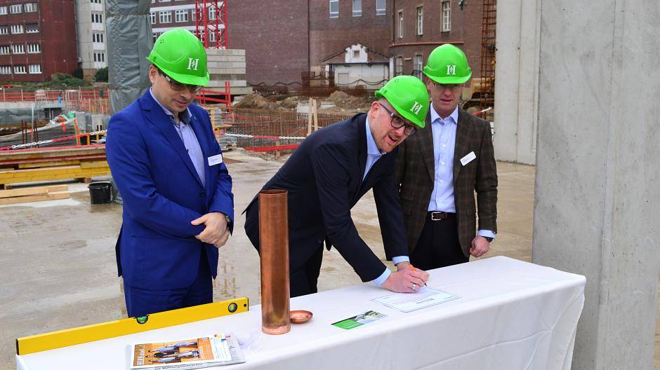 Die Zeitkapsel steht schon bereit: Oberbürgermeister Sören Link unterschreibt hier die...