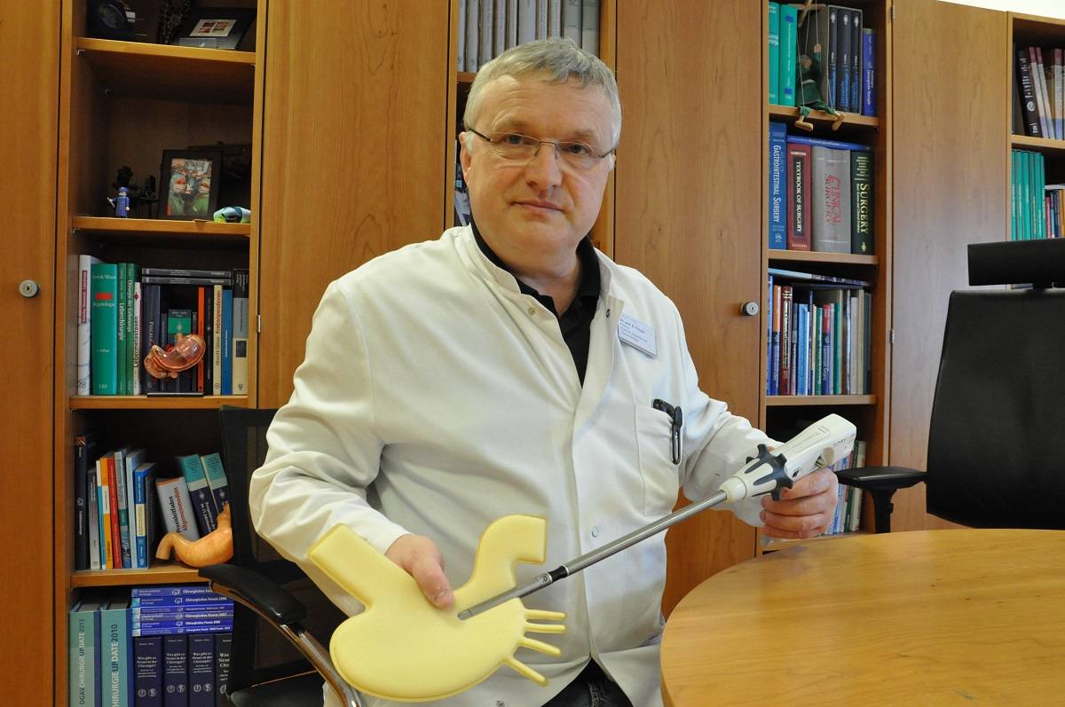 Dr. Klaus Peitgen zeigt exemplarisch, wie mit einem linearen Klammer‧instrument die Magenschlauch-OP durchgeführt wird.