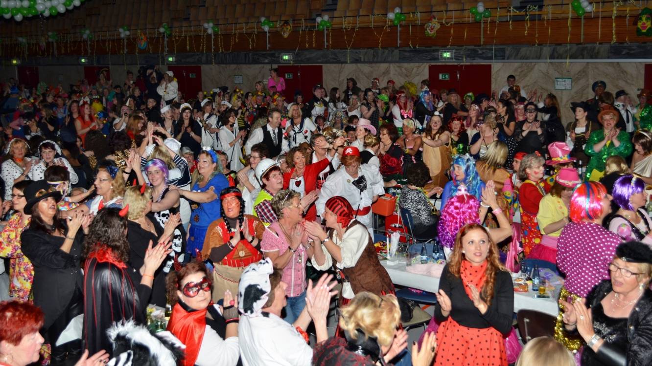  Stimmung bei der Damensitzung der KG Narrenzunft in der Glückauf-Halle. 