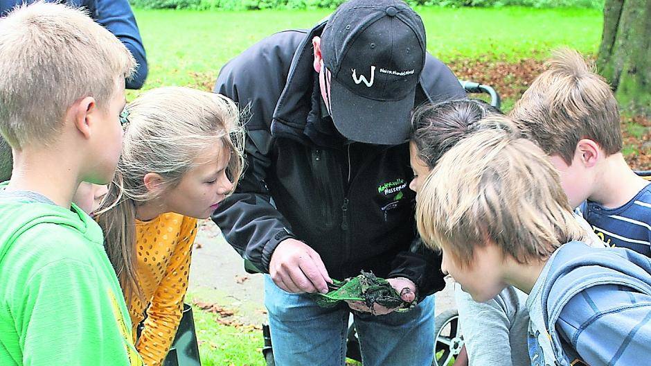  Naturparklehrer Karl-Wilhelm Kolb mit Schülern bei der Untersuchung eines Gewässers 