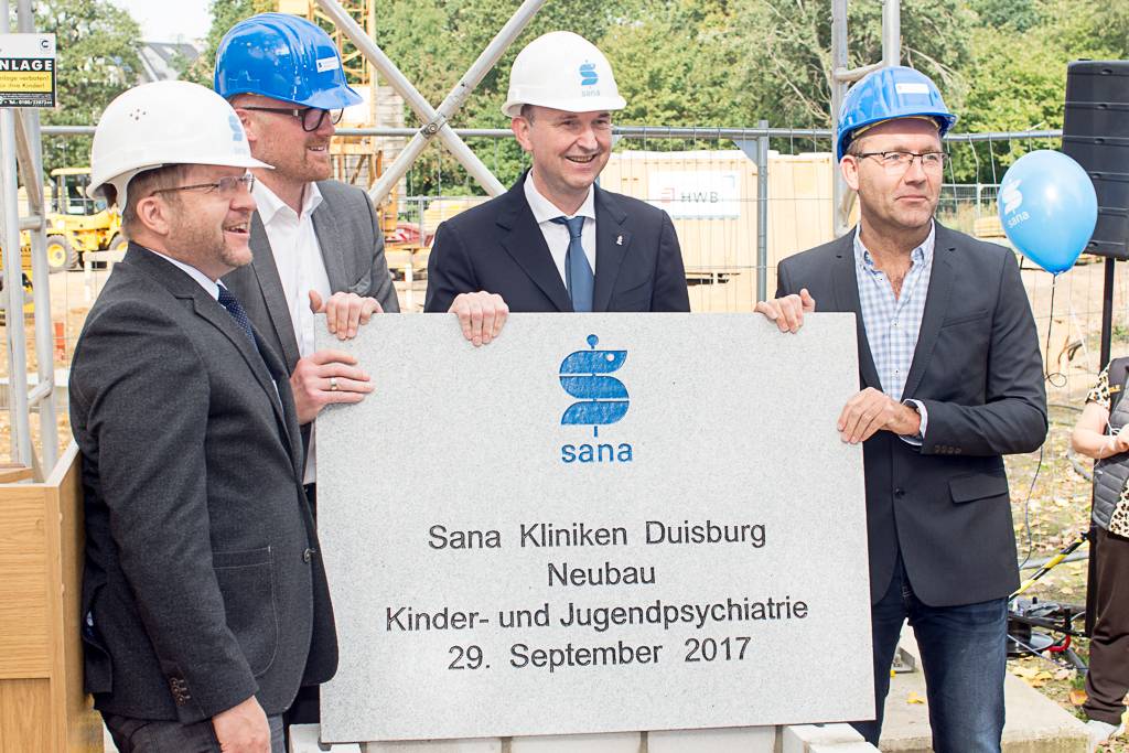  Feierliche Grundsteinlegung (vl): Chefarzt Prof. Dr. Peer Abilgaard, Oberbürgermeister Sören Link, Sana-Geschäftsführer Dr. Stephan Puke und Chefarzt Markus Steinhoff. 