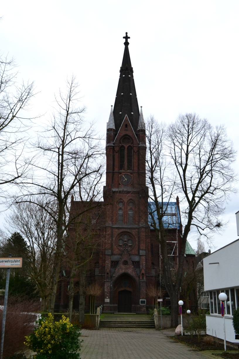 Die Rheinkirche hat einen neuen Eigentümer, der auch gleich zur Erhaltung tätig werden muss. Sturmtief "Friederike" hatte einen Teil des Daches abgedeckt (im Bild rechts).