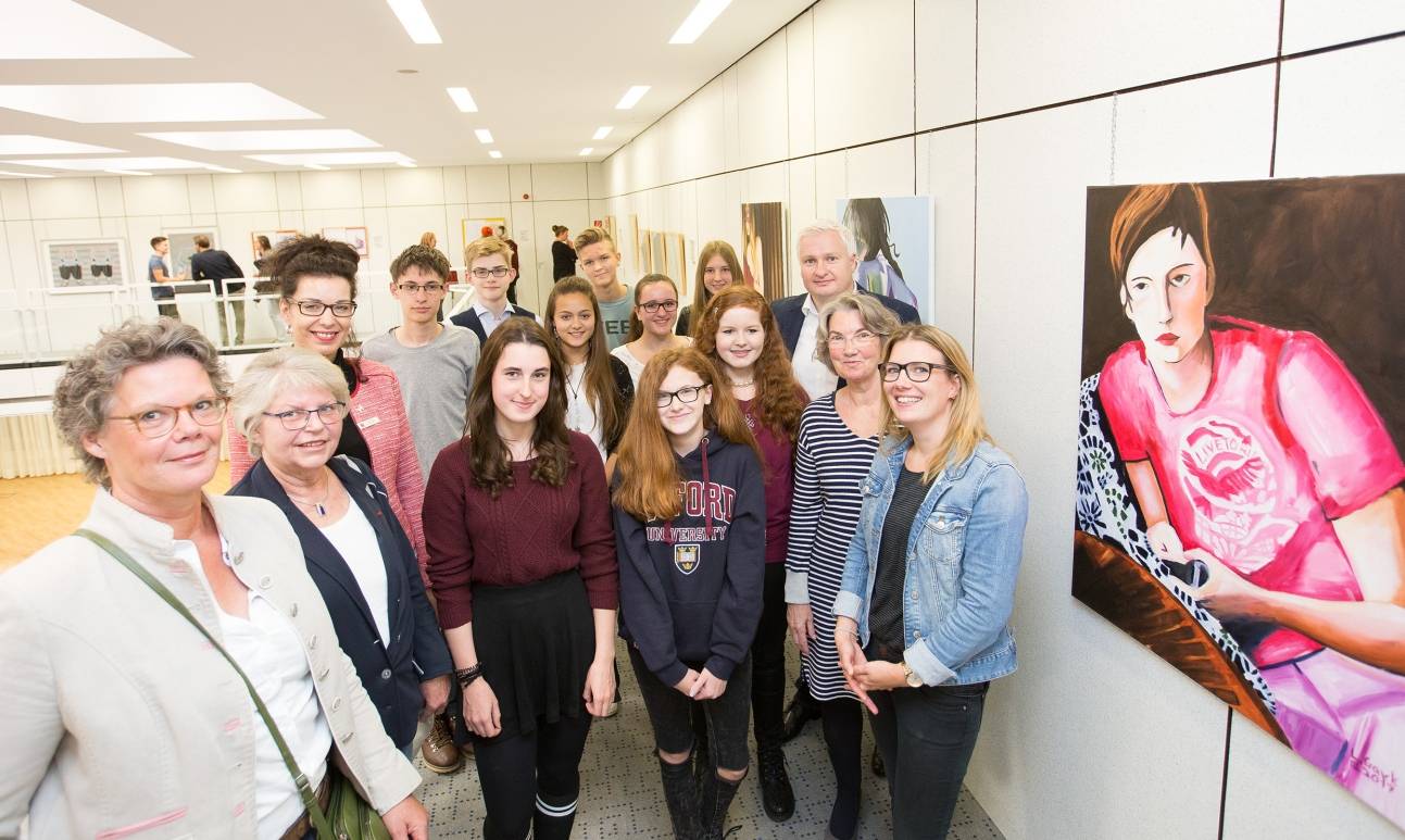 Die Stipendiaten der Kunstschule zeigen in der Sparkasse an der Poststraße noch bis zum 27. Oktober ihre Werke.