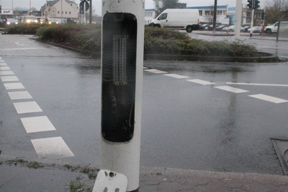 Autofahrer kollidieren nach Anschlag auf Ampeln