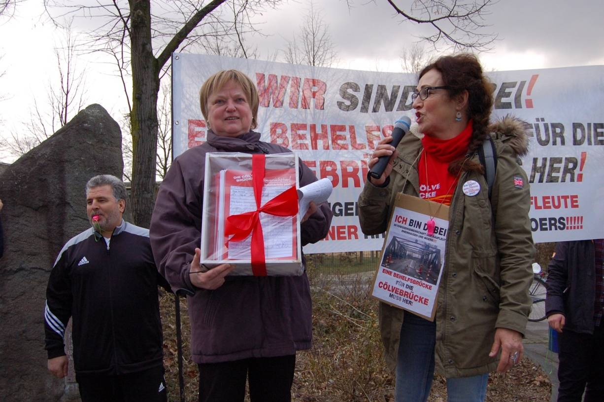 Bezirksbürgermeisterin Astrid Hanske bekam zur Abschlusskundgebung auf dem Alfred-Hitz-Platz 8003 Unterschriften durch die Interessengemeinschaftssprecherin Doris Göbel überreicht.