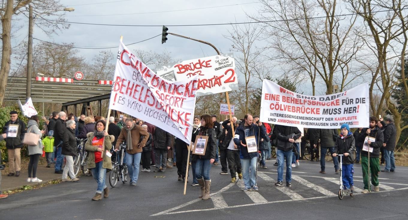 Zahlreiche Bürgerinnen und Bürger nahmen am Mittwochnachmittag an der Demonstration teil. Start war die Cölve-Brücke, Ziel der Alfred-Hitz-Platz. Mit Transparenten und Trillerpfeifen machten die Demonstranten auf sich aufmerksam. 