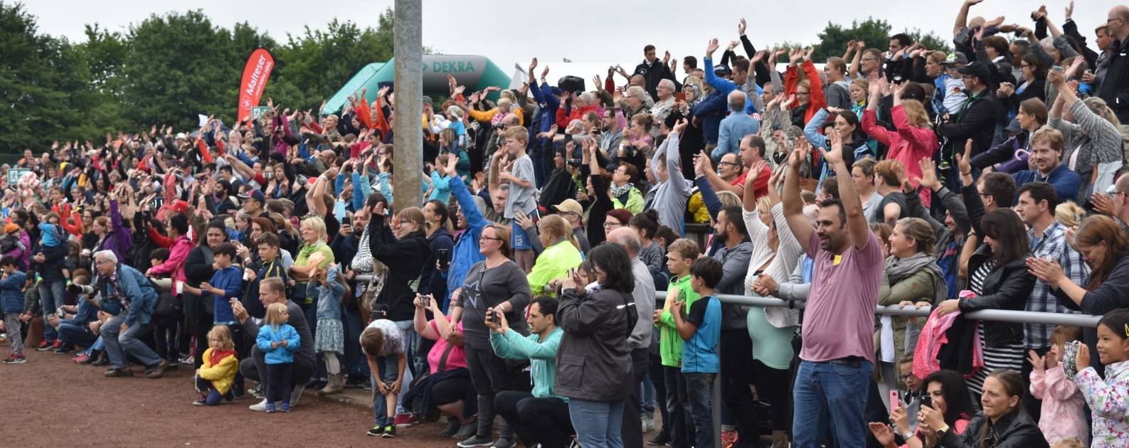  Jubelnde Eltern und Geschwister am Spielfeldrand. 